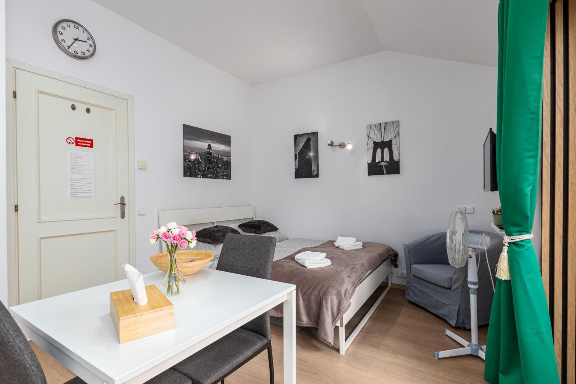 Private Retreat Close To Stations In Praha 3 외부 사진